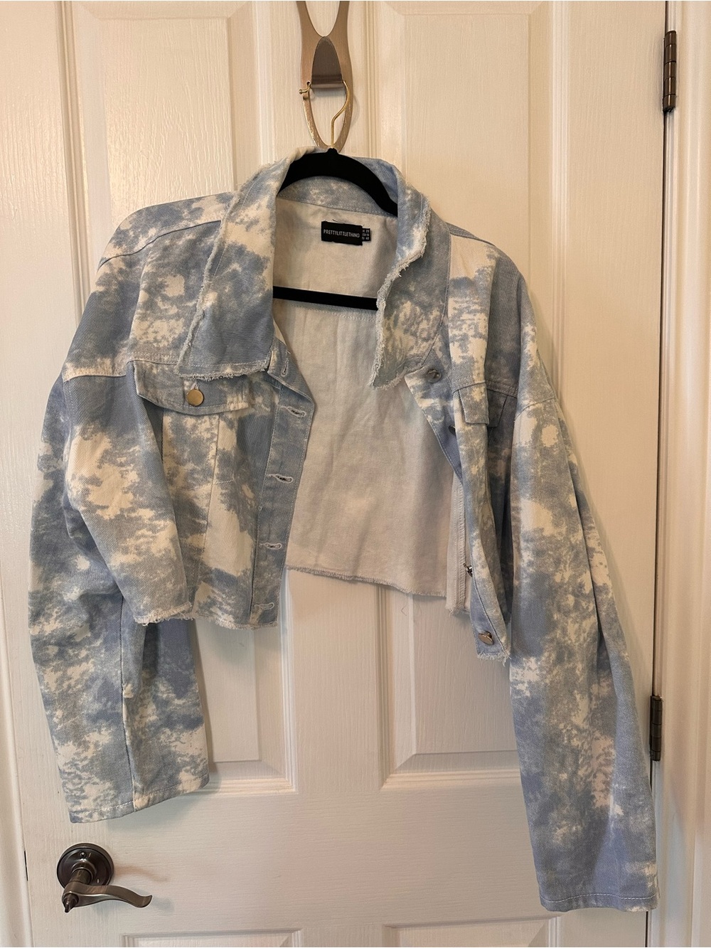 PrettyLittleThing Cropped Tie-Dye Denim Jacket in Light Blue & White size 16